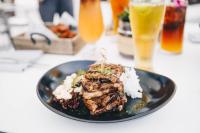 瓦克拉威可洛亚海滩万豪Spa度假酒店的桌上的盘子,带饮料