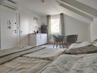 Postel nebo postele na pokoji v ubytování Dali Apartment Szentendre