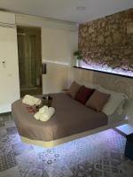 Un dormitorio con una cama grande con toallas. en Brimiky House, en Siracusa