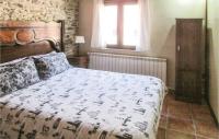 A bed or beds in a room at Awesome Home In Aldeanue, De La Sierra