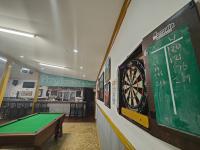 NullagineNullagine Hotel的墙上挂着飞镖盘和台球桌的房间