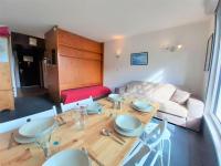 Kuchyňa alebo kuchynka v ubytovaní Studio Cabine 6 Pers. avec TV, Lave-Vaisselle et Casier à Ski - Aragnouet - FR-1-457-320