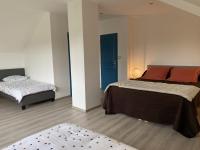 Posteľ alebo postele v izbe v ubytovaní Gîte familial avec terrasse à la ferme, proche Montluçon, idéal pour 4 pers, draps et serviettes inclus - FR-1-489-431