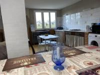 Kuchyňa alebo kuchynka v ubytovaní Gîte familial avec terrasse à la ferme, proche Montluçon, idéal pour 4 pers, draps et serviettes inclus - FR-1-489-431