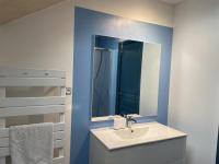 Kúpeľňa v ubytovaní Gîte familial avec terrasse à la ferme, proche Montluçon, idéal pour 4 pers, draps et serviettes inclus - FR-1-489-431