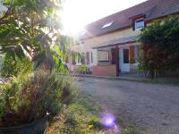 Vonkajšia záhrada v ubytovaní Gîte familial avec terrasse à la ferme, proche Montluçon, idéal pour 4 pers, draps et serviettes inclus - FR-1-489-431