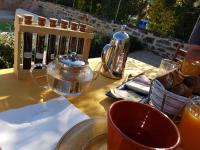 Jedlo v ubytovaní bed & breakfast alebo blízkom okolí