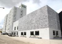 un edificio blanco con fachada en blanco y negro en Hotel Áster, en Alagoinhas