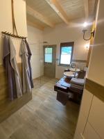 A bathroom at Ferienhaus Karlchen