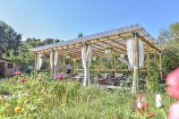 Ogród w obiekcie Wood Chalet 1 Monaco Forest La Turbie - Sleeps 5 people