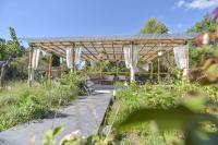 Ogród w obiekcie Wood Chalet 1 Monaco Forest La Turbie - Sleeps 5 people