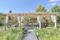 Ogród w obiekcie Wood Chalet 1 Monaco Forest La Turbie - Sleeps 5 people