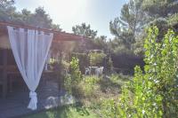 Ogród w obiekcie Wood Chalet 1 Monaco Forest La Turbie - Sleeps 5 people