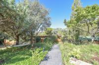 Ogród w obiekcie Wood Chalet 1 Monaco Forest La Turbie - Sleeps 5 people