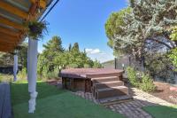 Ogród w obiekcie Wood Chalet 1 Monaco Forest La Turbie - Sleeps 5 people