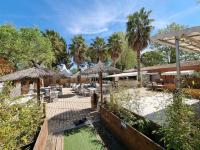 Ogród w obiekcie Camping de l'Arnel