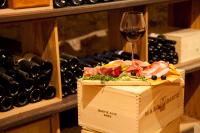 Appartamenti LEON D'ORO في ريفا ديل غاردا: كأس من النبيذ موضوع فوق صندوق