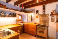 Kuchyňa alebo kuchynka v ubytovaní Charming Townhouse 7 PAX WIFI/AIRCON - Ca's Padrí