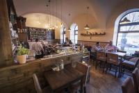 een restaurant met een bar waar mensen aan tafel zitten bij Volenter Lux Apartment Zero in Baja