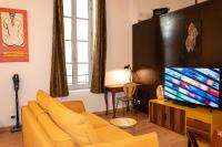 Televízia a/alebo spoločenská miestnosť v ubytovaní Loft au bèu mitan - 50m2
