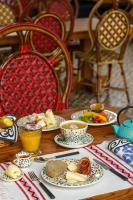 una mesa con platos de comida y tazas de café en Vermelho Melides - Relais & Châteaux, en Melides