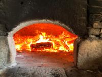 een bakstenen oven met een vuur erin bij Mobile Home auf Campingplatz mit Naturbadesee in Parsac