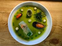 un tazón de sopa con mejillones y otras verduras en Hôtel Spa L'Oxygène, en Valmorel
