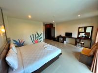 Postel nebo postele na pokoji v ubytování Peak Boutique City Hotel Krabi