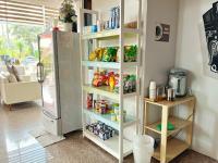Příslušenství pro přípravu čaje a kávy v ubytování Peak Boutique City Hotel Krabi