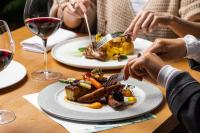 オックスフォードにあるvoco Oxford Thames by IHGの食卓に座る人々