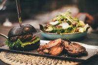 un plato de comida con un sándwich y una ensalada en Spice Quarter Inn, en Mitzpe Ramon