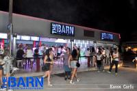 Kavos Mamas Reas في كافوس: مجموعة من الناس يقفون خارج حانة ليلاً