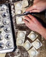 eine Person, die eine Zange hält in der Unterkunft Agriturismo San Martino in Montepulciano