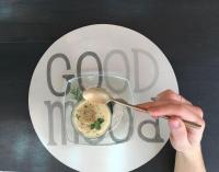 Eine Person isst eine Schüssel Suppe mit einem Löffel in der Unterkunft Agriturismo San Martino in Montepulciano