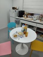 uma mesa branca e cadeiras numa cozinha em Athene Motel em Gwangju