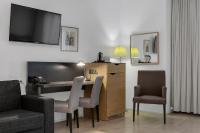 Aurora Hotel at Reykjavik-Keflavik Airport Terminal KEFにあるテレビまたはエンターテインメントセンター