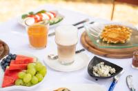 Una mesa cubierta con platos de comida y bebidas. en Relais Villa La Cappella, en Montespertoli