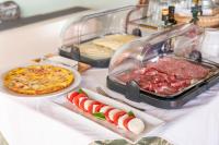 Un buffet de comida con sushi y pizza. en Relais Villa La Cappella, en Montespertoli