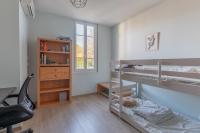 a room with two bunk beds and a desk at Magnifique maison avec piscine a Gujan-Mestras in Gujan-Mestras