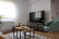 TV a/nebo společenská místnost v ubytování MyHouseSpain - Apartamento nuevo en Cimadevilla, Casco Antiguo