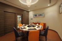 Un comedor con mesa y sillas en Distrikt 9, en Palakkad