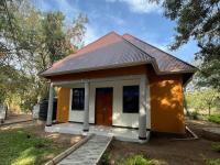 una piccola casa con il tetto rosso di Charming Bungalows a Mwanza