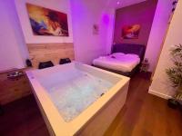 Posteľ alebo postele v izbe v ubytovaní Colline, La suite cinéma spa privée