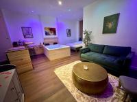 Posedenie v ubytovaní Colline, La suite cinéma spa privée