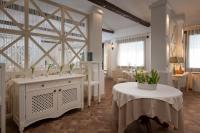 Un baño con dos lavabos y una mesa con plantas. en Villa Cavalieri Country Hotel, en Pula