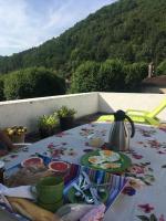 - une table avec un service à thé sur le balcon dans l&#39;établissement Lovely Cevenol village house, à Saint-Laurent-le-Minier