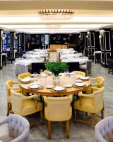 Un comedor con una gran mesa y sillas de madera. en Hotel Almirante, en Alicante