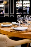 Una mesa con copas de vino y servilletas encima. en Hotel Almirante, en Alicante