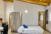 A bed or beds in a room at Giuliano Empuria para 6 personas
