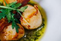 Un plato de comida con carne y verduras en un plato. en The George Hotel, en Inveraray